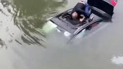  نجات معجزه‌آسا پس از سقوط خودرو به رودخانه + ویدئو