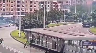  حمله مخالفان ترامپ به سفارت آمریکا در کلمبیا با تیروکمان +فیلم