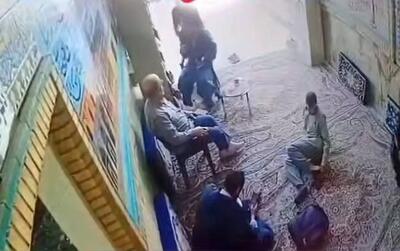 فیلم/ سوءقصد به جان یک روحانی در صحن امام‌زاده یحیی تهران(18+)
