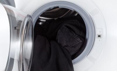  روش درست شستن لباس‌های مشکی بدون تغییر رنگ