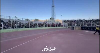 ویدیو| زنان خیبری و پرسپولیسی کنار هم؛ صحنه جالب در تختی خرم آباد - پارس فوتبال