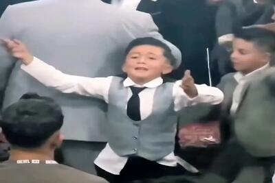  آواز محلی؛ بزرگا وسط عروسی خودی نشون میدن ولی این بچه گل مجلسه صد هیچ سر تر از همه اس