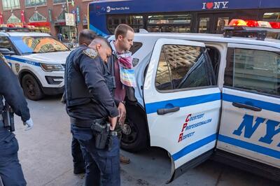  مردی مسلح با شعاری جنجالی کنفرانس ویکی‌پدیا را برهم زد