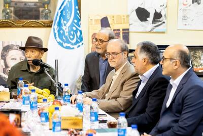 حضور بزرگان تئاتر در شصتمین زادروز تماشاخانه سنگلج؛ علی نصیریان نشان سنگلج را به هادی مرزبان اهدا کرد