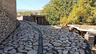  نونوار شدن کوچه و خیابان‌های روستای گردشگری توآباد با اجرای دیوار حائلی؛ فیلم و عکس