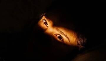  با مشکل بی‌خوابی شبانه چه کنیم؟