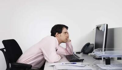  نشستن طولانی برای سلامتی مفید نیست؛ اما آیا واقعاً در حد سیگار کشیدن خطرناک است؟