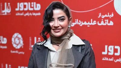  استایل وِست یلدا عباسی در اکران «کج‌پیله»؛ ظاهر کلاسیک با موهای مدل‌دار در همیلا سنتر (عکس)