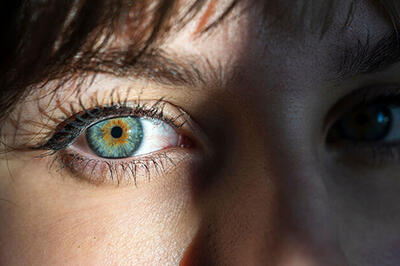  انجام عمل تغییر رنگ چشم ممنوع است