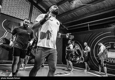  حمید صفت در کنار مبارز ایرانی در دبی