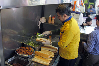  تعجب یک گردشگر چینی از حجم ساندویچ‌های ایران!