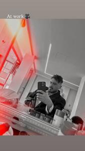  عکس/ سلفی جذاب نیما شاهرخ شاهی در اتاق گریم | اقتصاد24