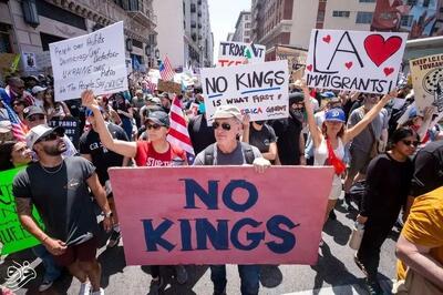  گاردین: میلیون‌ها آمریکایی در تظاهرات «No Kings» علیه اقتدارگرایی ترامپ، به خیابان‌ها آمدند