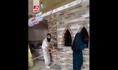  عجیب‌ترین نانوایی خانوادگی + ویدئو | لحظه نان درآوردن توسط دختر بزرگتر خانواده!
