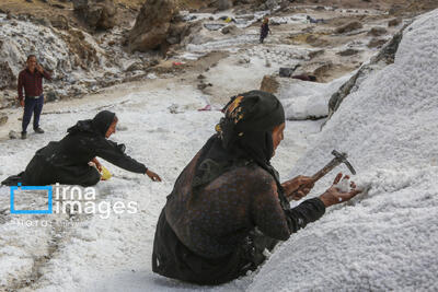  قاب زندگی/ زنان معدن‌کار «قلعه رشید» و رقص نمک
