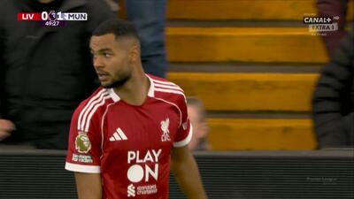  دبل کودی گاکپو در زدن توپ به تیر دروازه منچستریونایتد