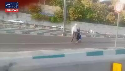  خدمت افسر پلیس راهور به یک خانم سالمند در بزرگراه صدر