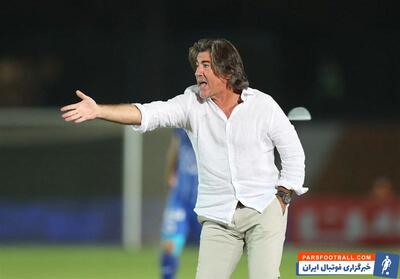 عکس ؛ دست تکان دادن ریکاردو ساپینتو به هواداران استقلال پیش از دیدار با مس
