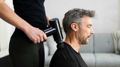  چگونه ماساژور تفنگی به بهبود گرفتگی شانه و کمر کمک می‌کند؟