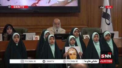  اجرای سرود «ای میهن خدایی» در صحن شورای اسلامی شهر تهران توسط دختران دانش‌آموز به یاد و نام شهدای کودک و نوجوان جنگ ۱۲ روزه