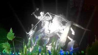  تصاویر نصب مجسمه عظیم نبرد رستم و اژد‌ها