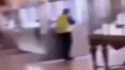 لحظه سرقت تاج ناپلئون از موزه لوو را ببینید