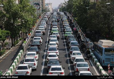  اهدای نشان مهربانی به رانندگان قانون‌مدار در شیراز - تسنیم