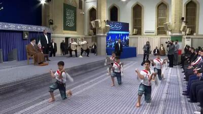  لحظاتی از اجرای ورزش زورخانه‌ای باستانی‌کاران نونهال در حضور رهبر انقلاب (فیلم)