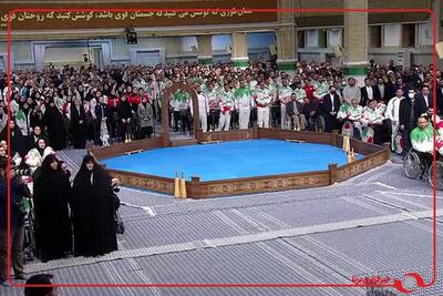  لحظه ورود رهبر معظم انقلاب به حسینیه امام خمینی با ضرب مرشد و اجرای حرکات ورزش زورخانه‌ای