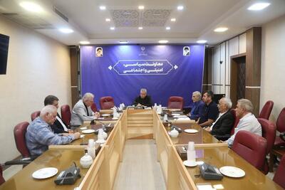  دیدار پیشکسوتان فوتبال قزوین با معاون سیاسی استانداری