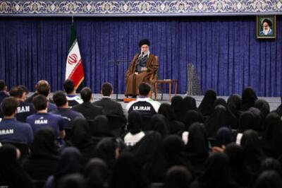 رهبر انقلاب : افتخار می کند که صنعت هسته‌ای ایران را بمباران کردیم و از بین بردیم، خیلی خب، به همین خیال باش!