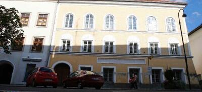  عکس/ بازدید گردشگران از آپارتمان هیتلر در اتریش | اقتصاد24