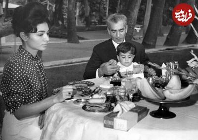  عکس/ فرح، علیرضا و محمدرضا پهلوی ۵۶ سال پیش دور میز صبحانه در پاریس | اقتصاد24