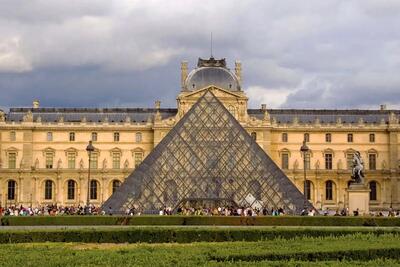  جواهرات موزه لوور به سرقت رفت