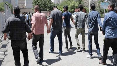 پلیس:  ۲۲ نفر از عاملان بی‌نظمی در یکی از محلات خمینی‌شهر دستگیر شدند / در بازرسی‌های صورت‌گرفته یک قبضه سلاح شکاری و ۱۲ تیغه سلاح سرد کشف شد