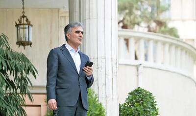 حمایت کیهان از فرزین: برخی در حال فضاسازی برای برکناری رئیس کل بانک مرکزی هستند؛ همتی را هم نامزد این گمانه‌زنی کرده‌اند / تلاش می‌کنند مسئولیت سوءتدبیرهای یکساله تیم اقتصادی دولت را گردن رئیس بانک مرکزی بیندازد