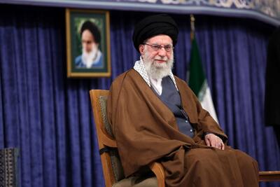 رهبر انقلاب: جوان ایرانی می تواند در قله قرار گیرد