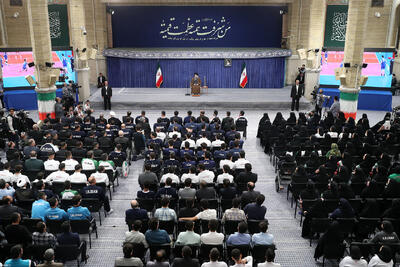  دیدار قهرمانان ورزشی و مدال‌آوران المپیادهای علمی با رهبر انقلاب؛ اهدا انگشتر رهبری به ملی پوش فوتسال؛ سلام نظامی ورزشکاران به رهبر انقلاب | تصاویر