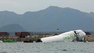  تصادف هواپیمای باری اماراتی با یک خودرو در فرودگاه هنگ کنگ / بخشی از هواپیما به داخل دریا افتاد / ۲ نفر کشته شدند