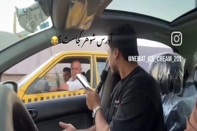 آواز شاد؛ پسره تو ماشین با بلندگو از مضرات زن گرفتن میخونه راننده تاکسی کنارش غش کرد