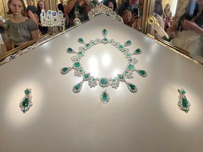  چه جواهراتی از لوور به سرقت رفت؟