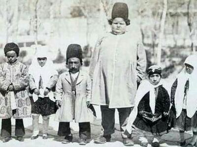  دوران قاجار/ نوه ناصرالدین‌شاه با هشت غلام آفریقایی