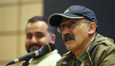  هم‌نشینی صمیمانه هادی حجازی‌فر و عوامل فیلم «ناتوردشت» با دانشجویان