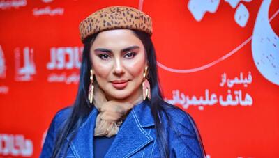 استایل  جین  شیدا یوسفی در اکران «کج پیله»؛ بازیگر زن با کلاه پلنگی آمد! (عکس)