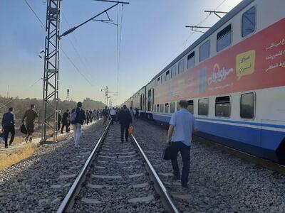  اختلال در حرکت قطارها در خط ۵ مترو تهران باعث خروج اضطراری مسافران شد (فیلم)