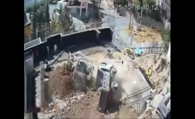  سقوط هولناک کامیون در حین تخلیه بار در تهران (فیلم)