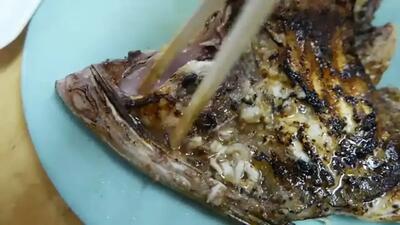  غذای خیابانی ژاپن: تک‌شاخ ماهی کبابی و ساشیمی (فیلم)