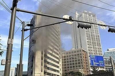  آتش‌سوزی گسترده در ساختمان اداری سئول ۱۰ کارگر را در پشت‌بام گرفتار کرد (فیلم)