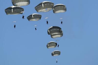  نجات معجزه آسای چترباز ارتش آمریکا از سقوط آزاد (فیلم)