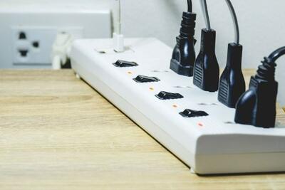  این ۷ وسیله را هرگز به چند راهی برق وصل نکنید